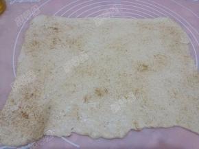 均匀撒上椒盐和五香粉