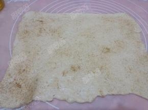 均匀撒上椒盐和五香粉