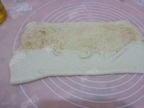 从底部三分之一处往上折