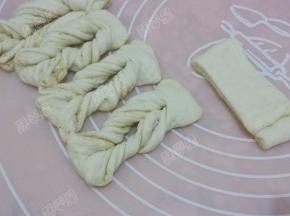 然后打开面片，两头分别从相反方向往中间的洞里穿过去