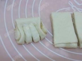 取一份面片对折，然后切三刀，顶部不要切断