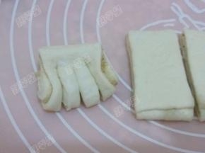 取一份面片对折，然后切三刀，顶部不要切断