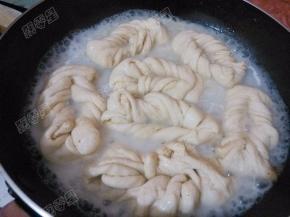 然后加入一碗水，水量要没过生坯的三分之一，盖上盖子焖煮