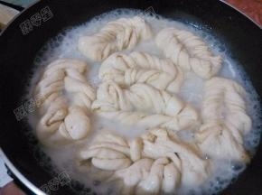 然后加入一碗水，水量要没过生坯的三分之一，盖上盖子焖煮