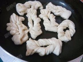 平底锅放入油烧热，将做好的生坯放入锅中煎至底部变黄上色