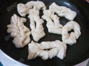 平底锅放入油烧热，将做好的生坯放入锅中煎至底部变黄上色