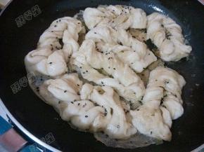 出锅前撒上炒熟的黑芝麻就可以了