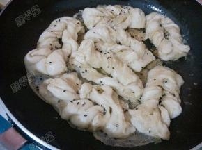 出锅前撒上炒熟的黑芝麻就可以了
