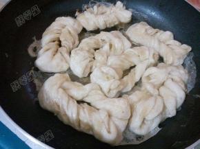 水分烧干之后淋入一点油，煎出脆脆的底