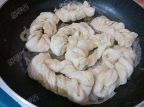 水分烧干之后淋入一点油，煎出脆脆的底