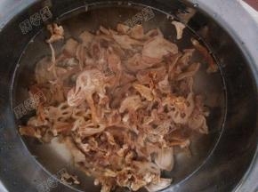 莲藕干和萝卜干用水浸泡四个小时以上