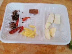 准备生姜 大蒜 大葱 花椒 桂皮 干红辣椒