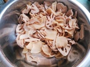 泡好的莲藕干和萝卜干清洗干净