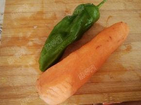 胡萝卜去皮，青椒洗净