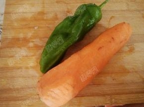 胡萝卜去皮，青椒洗净