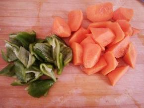 胡萝卜和青椒切成块状