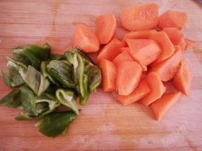 胡萝卜和青椒切成块状