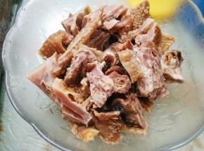 腊鸡解冻切成块状洗净沥干