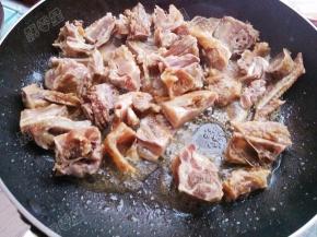 锅中放入油烧热，倒入鸡块翻炒