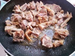 锅中放入油烧热，倒入鸡块翻炒