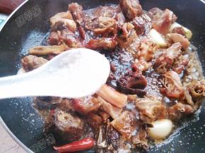 加入白糖翻炒均匀