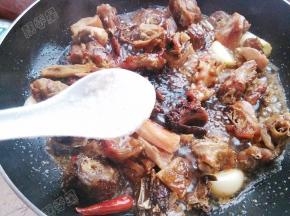 加入白糖翻炒均匀