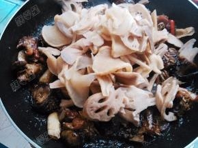 加入莲藕干和萝卜干翻炒