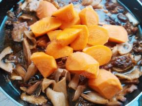 然后放入胡萝卜炒匀