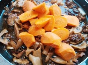 然后放入胡萝卜炒匀