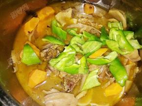 程序结束之后放入青椒煮两分钟断生