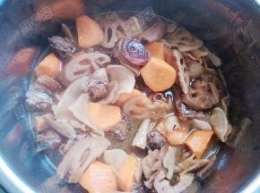 连同汤汁一起倒入电压力锅内胆