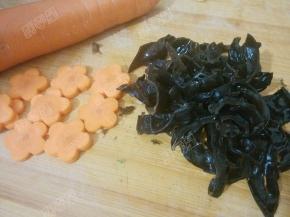 将木耳切丝，胡萝卜切花片