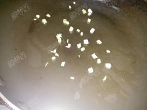 锅热油，爆香葱花