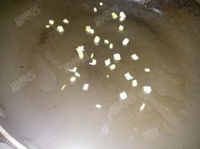 锅热油，爆香葱花