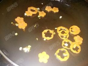 放入胡萝卜翻炒