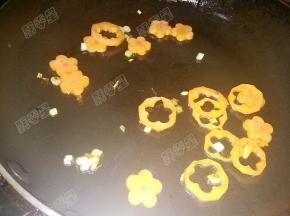 放入胡萝卜翻炒