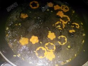 放入水，最好是用骨头高汤或者清鸡汤