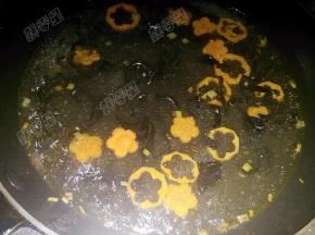 放入水，最好是用骨头高汤或者清鸡汤