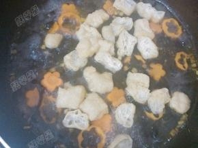 煮沸后放入油豆腐果煮软
