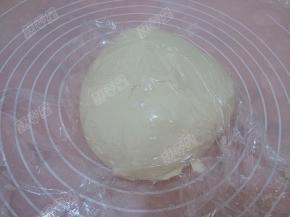 面粉中加入酵母揉成面团用保鲜膜包好发酵
