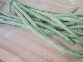 豇豆摘取老筋洗净