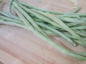 豇豆摘取老筋洗净