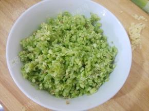 将豇豆切成末