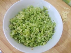 将豇豆切成末