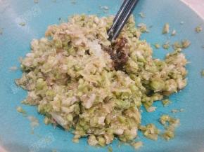 夹心肉沫和豇豆莫拌匀加入料酒、酱油、胡椒粉、盐