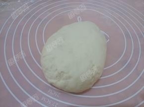发酵好的面团重新揉匀