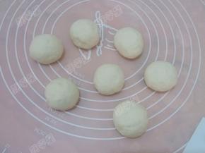 每份面剂子都揉圆