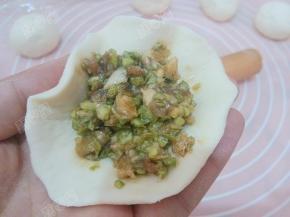 然后擀成边缘薄中间厚的面皮，放入馅料