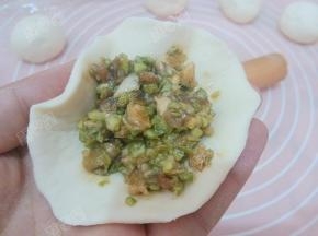 然后擀成边缘薄中间厚的面皮，放入馅料