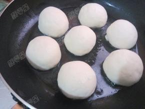 平底锅抹油烧热，把包子摆入锅内，注意留空隙